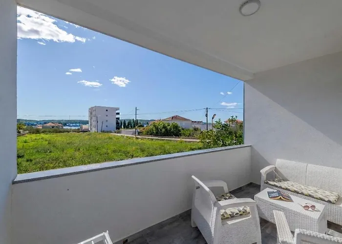 Felicita With Heated Pool Vila