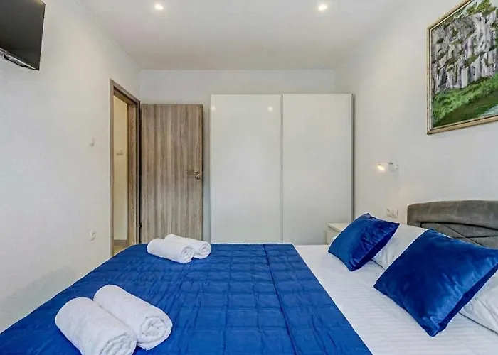 Felicita With Heated Pool Vila *