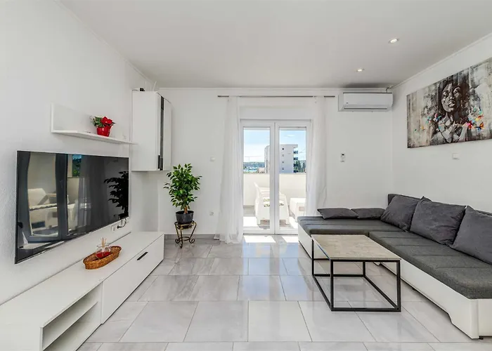Felicita With Heated Pool Vila *