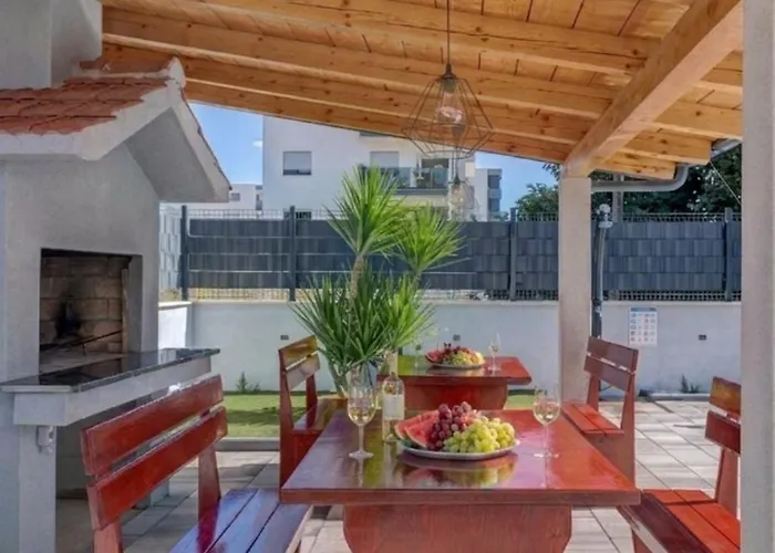 Felicita With Heated Pool Trogir